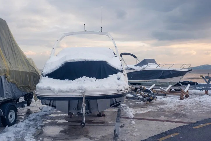 łódź pokryta śniegiem